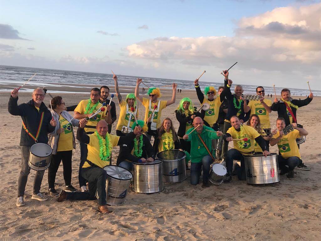 Teamuitje Meijer aan zee, Zandvoort. Geheel in stijl met Braziliaanse shirts.